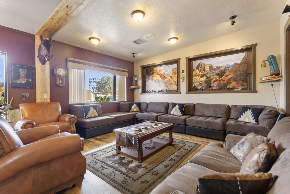 Broken Spur Inn Lounge