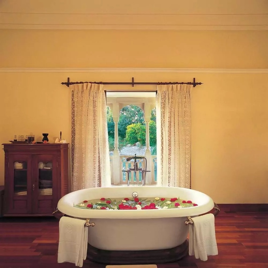 The Oberoi Vanyavilas bathroom with bathtub
