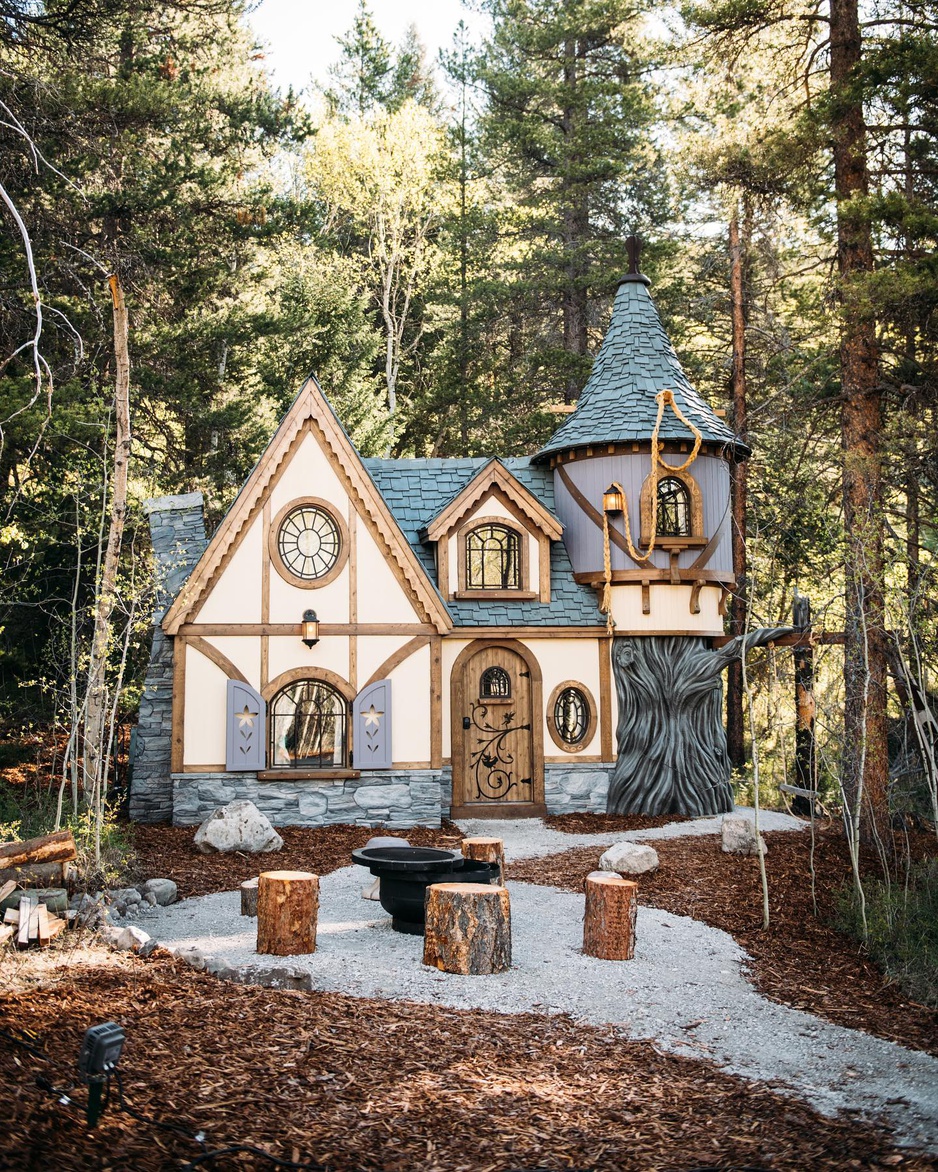 Charmed Resorts Crowsnest Pass - Rapunzel's Cottage