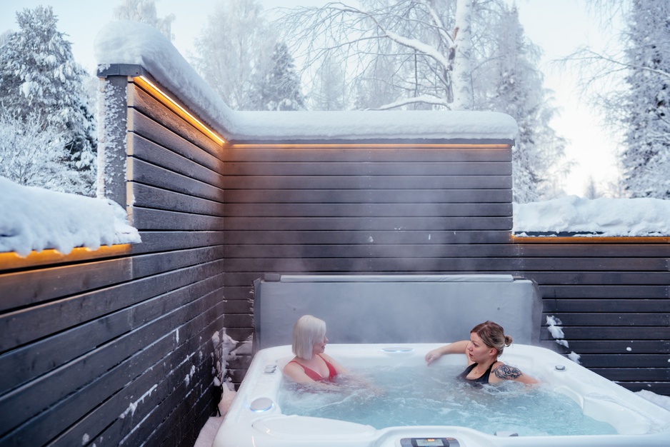 Apukka Resort Winter Jacuzzi