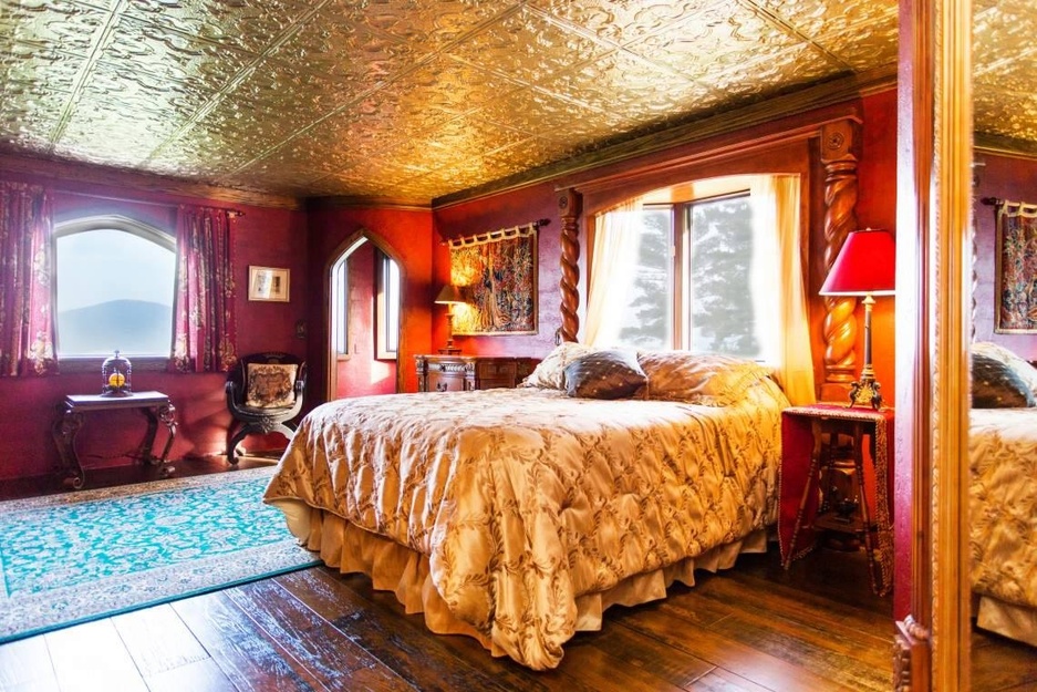 Highlands Castle The Royal Bedroom