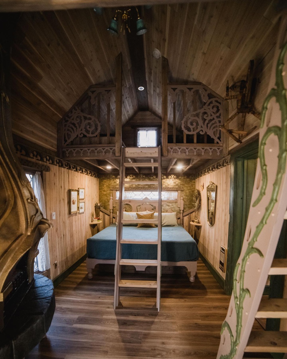 Charmed Resorts Crowsnest Pass - Rumpelstiltskin's Interior