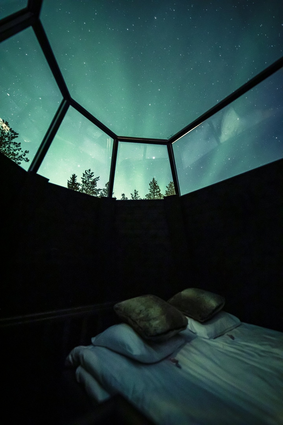 Apukka Resort Kammi Glass Igloo Suite Aurora Sky