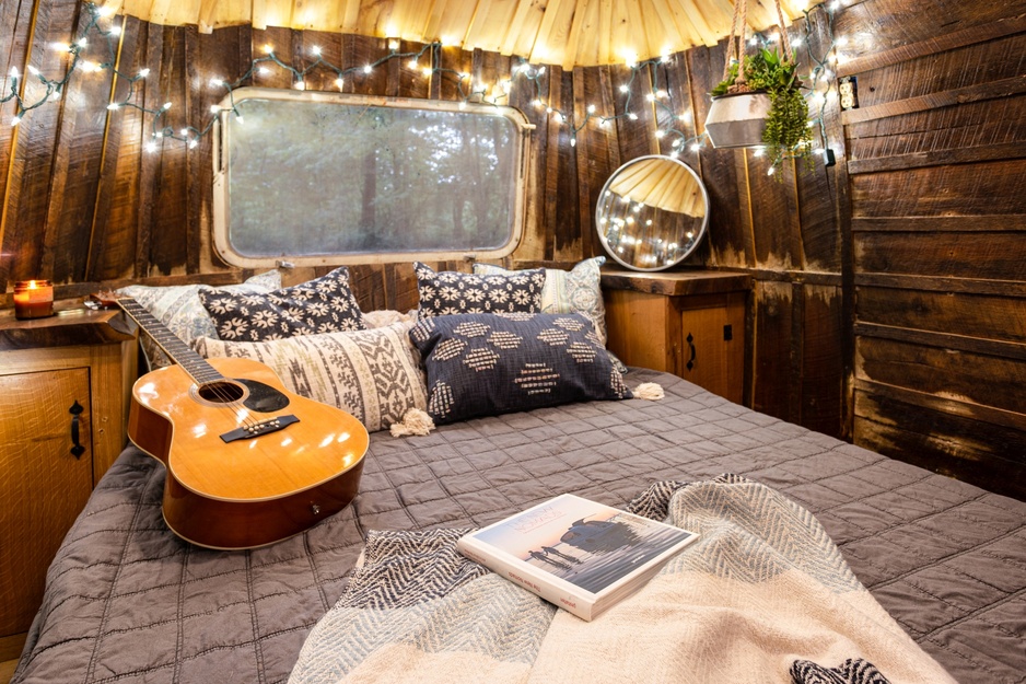 The Mohicans Tree House Resort - The Airstream Treehouse Bedroom