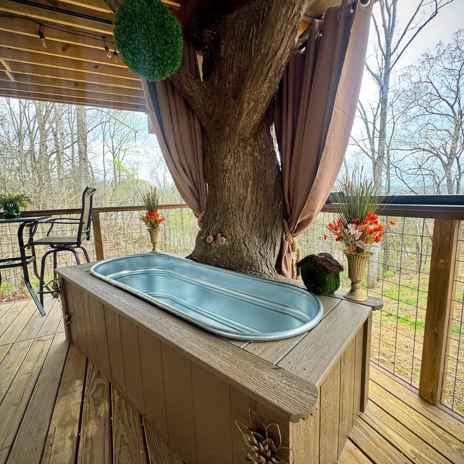 The Four Tree-Sons Treehouse Outdoor Bathtub