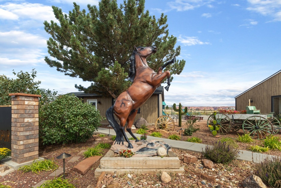 Broken Spur Inn Horse Statue