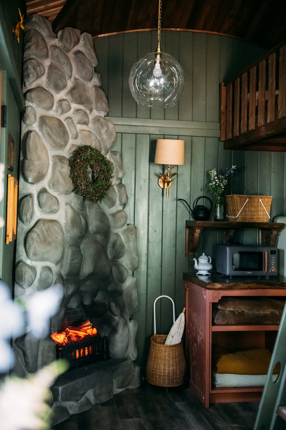 Charmed Resorts Crowsnest Pass - Elvyn's Fireplace