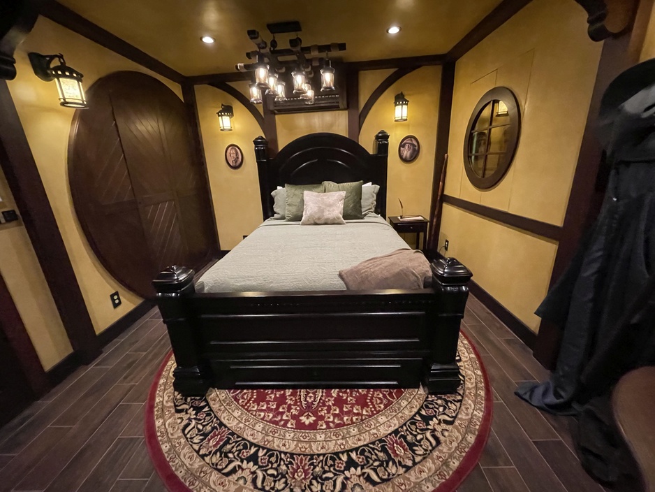 Victorian Mansion Bed and Breakfast Inn - Hobbit Cottage Bed