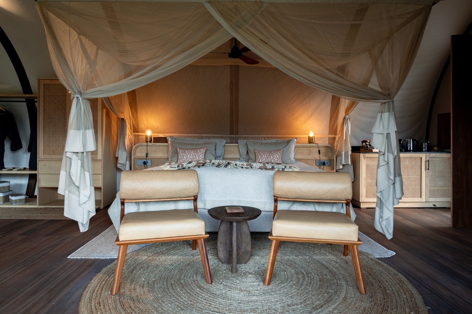 Few & Far Luvhondo Cliff Suite Bed