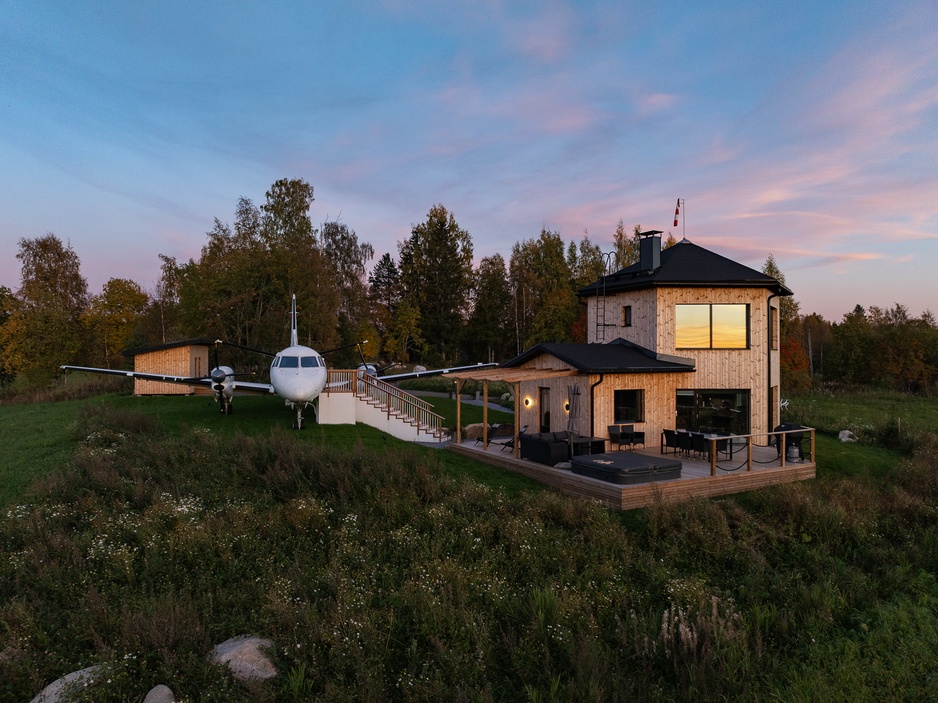 Ilmatar Airplane Lodge Main Building