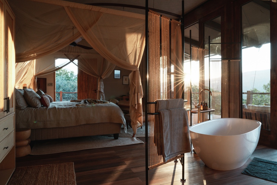 Few & Far Luvhondo Cliff Suite Interior