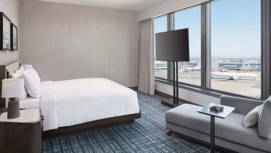 Grand Hyatt at SFO - King Bed with Runway