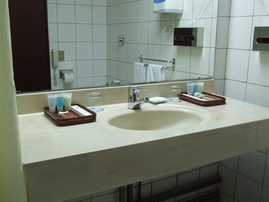 Yanggakdo International Hotel Bathroom