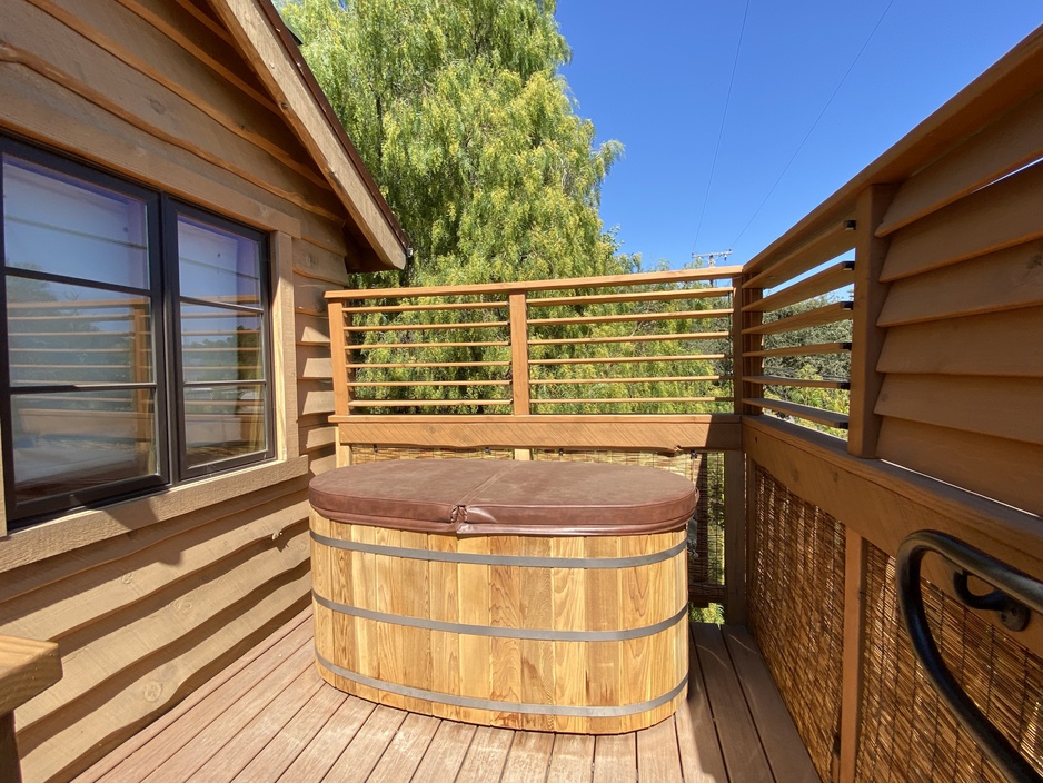 Victorian Mansion Bed and Breakfast Inn - Treehouse Cottage Hot Tub