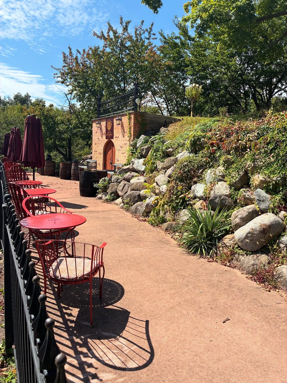 Henderson Castle Outdoor Wine Tasting