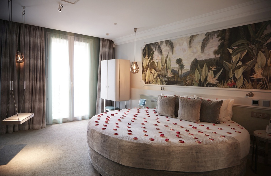 Paris j'Adore Hotel Chambre Extravagante with a Romantic Package