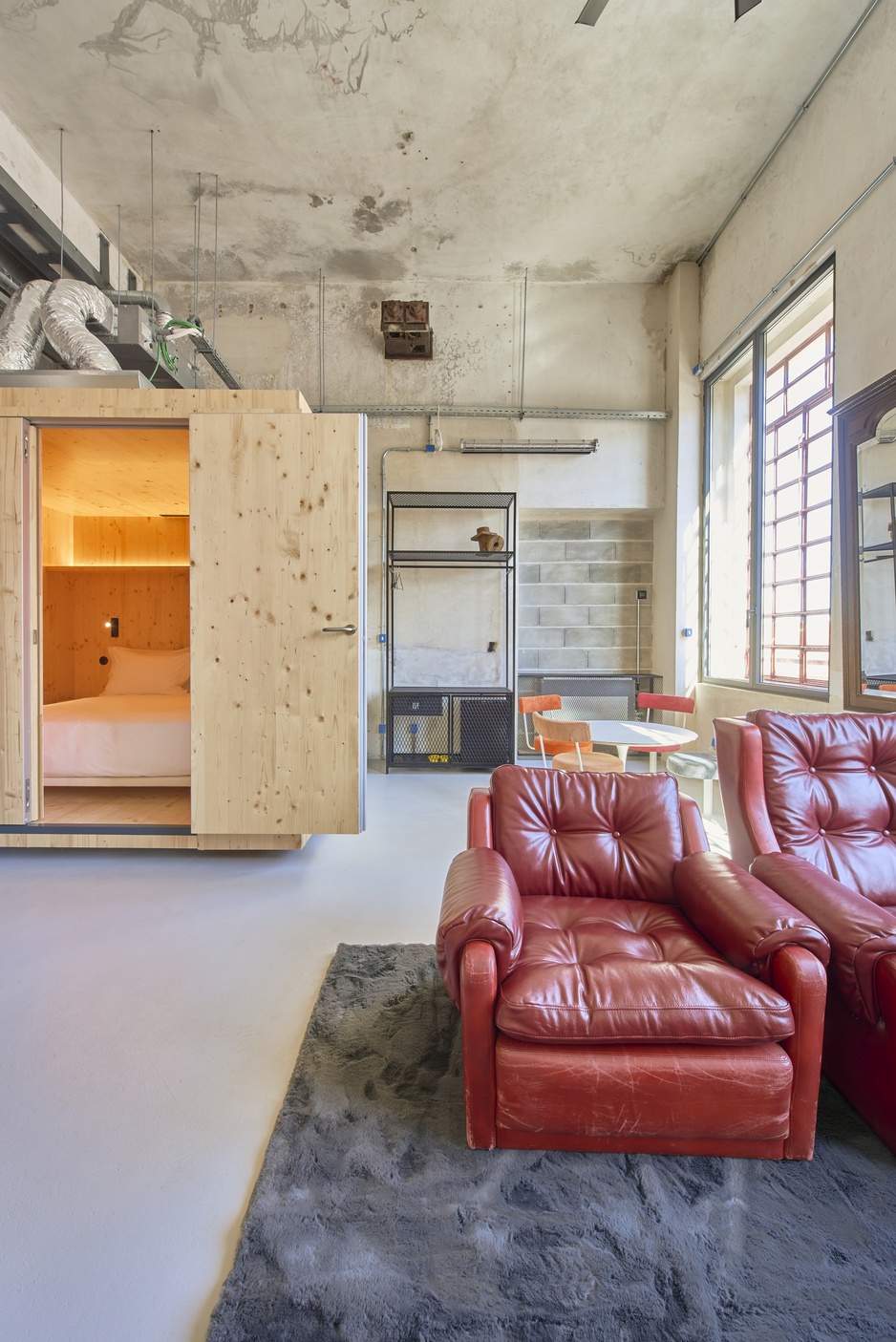 MOAGEM Industrial Lodge - Suite Living Room