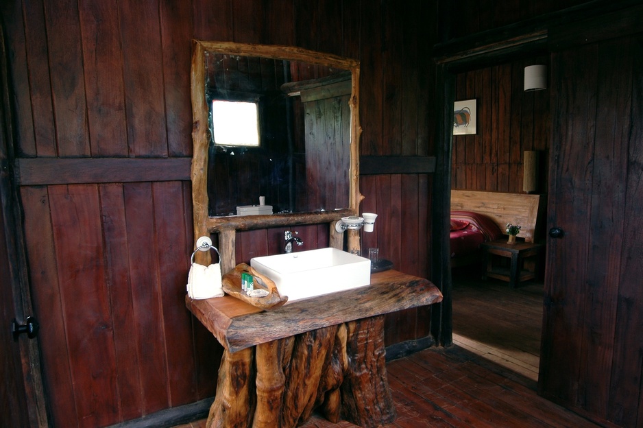Tree House Hideaway bathroom
