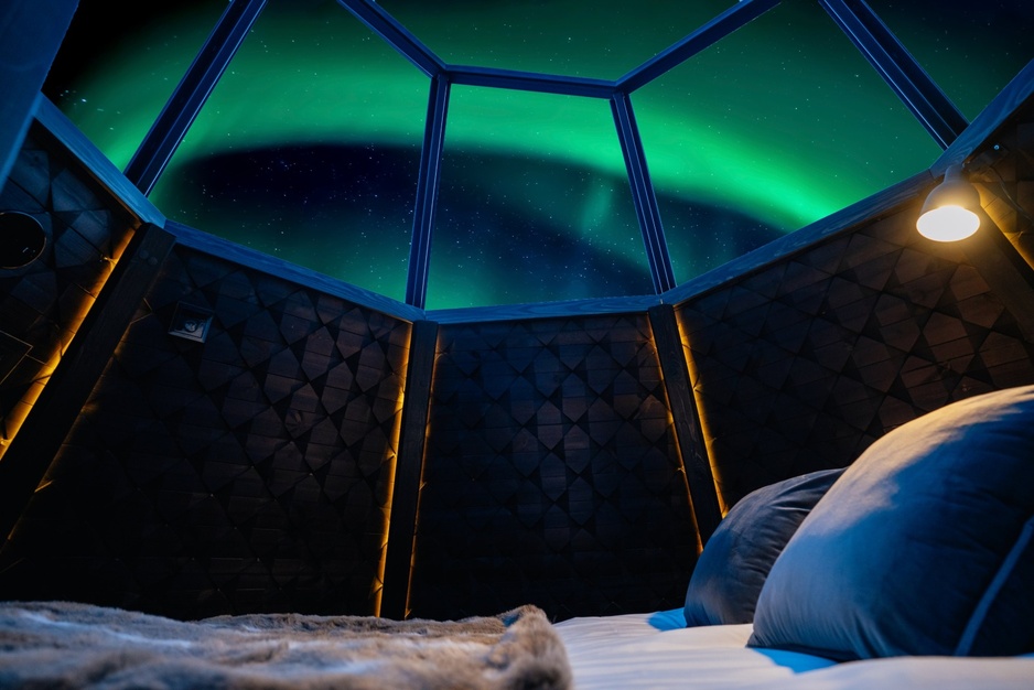 Apukka Resort Komsio Glass Igloo Suite Bedroom Open Sky Northern Lights View