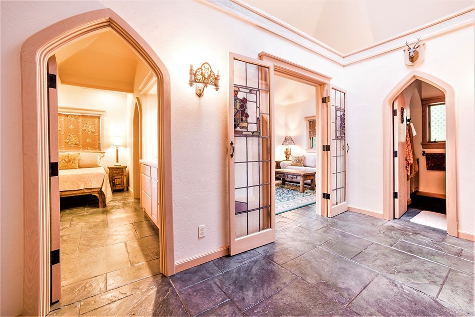 Highlands Castle - Castle Cottage Entry Foyer