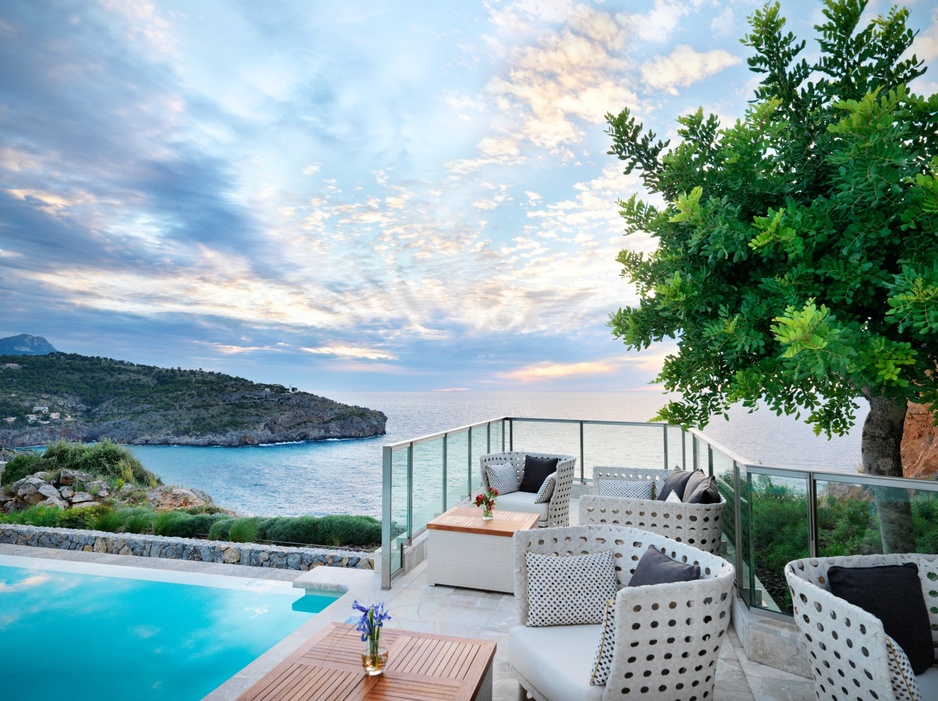 Pool and sea view