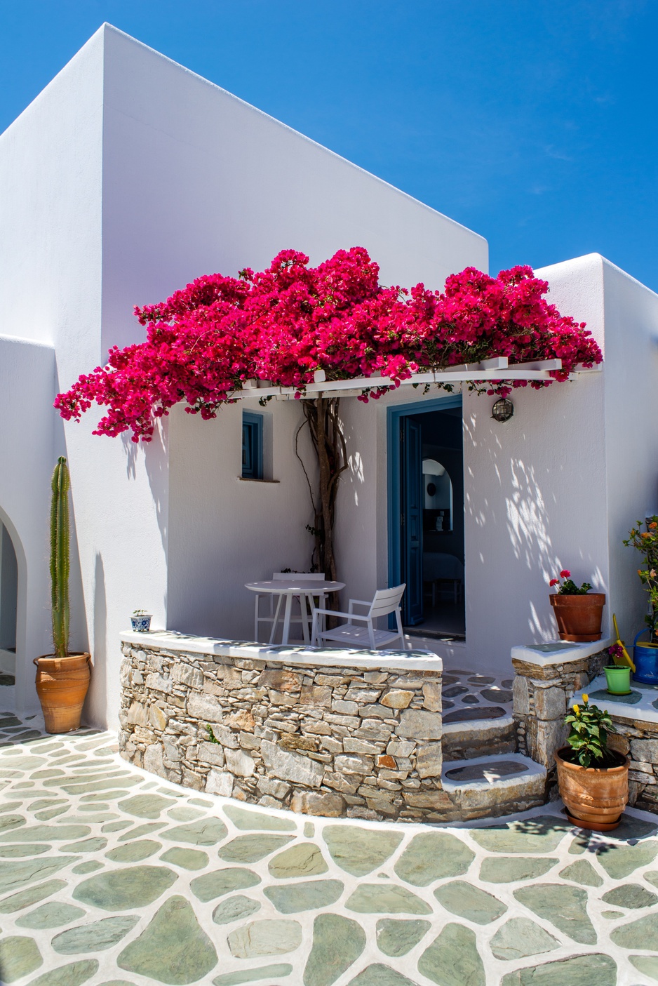 Anemomilos Boutique Hotel White Walls, Red Flowers