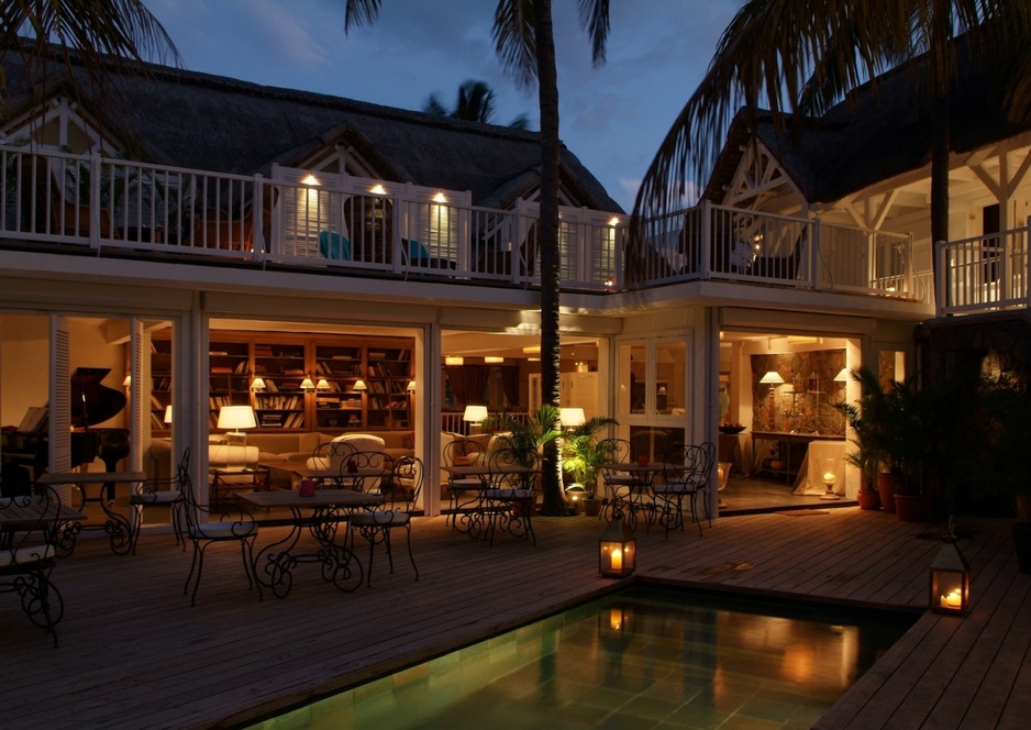 Hôtel 20° SUD hotel at night