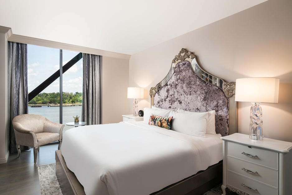 JW Marriott Savannah Plant Riverside District Hotel - Three Muses Building - Riverfront View King Bedroom