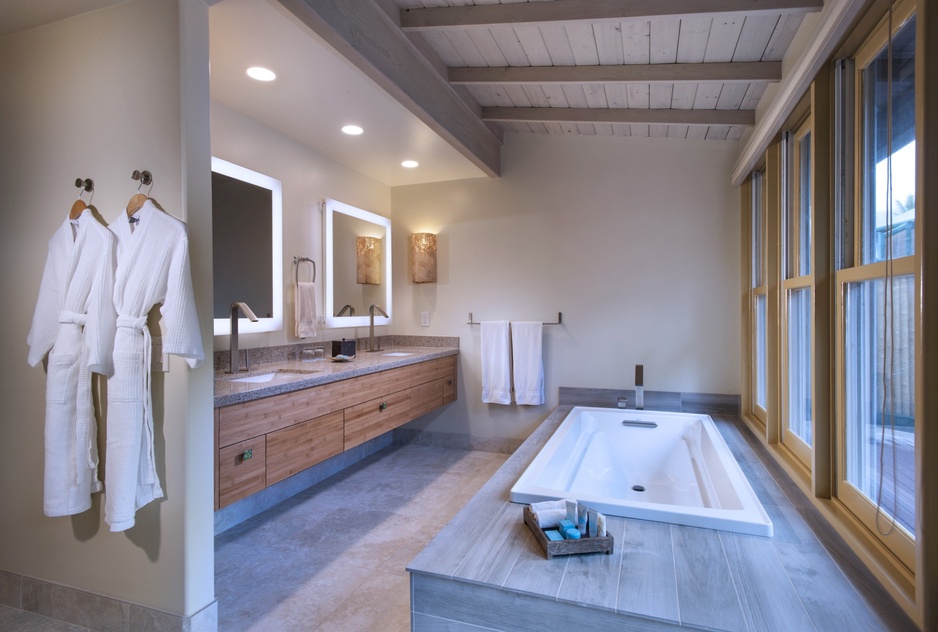 Hana-Maui Resort Ocean Bungalow Suite Bathroom