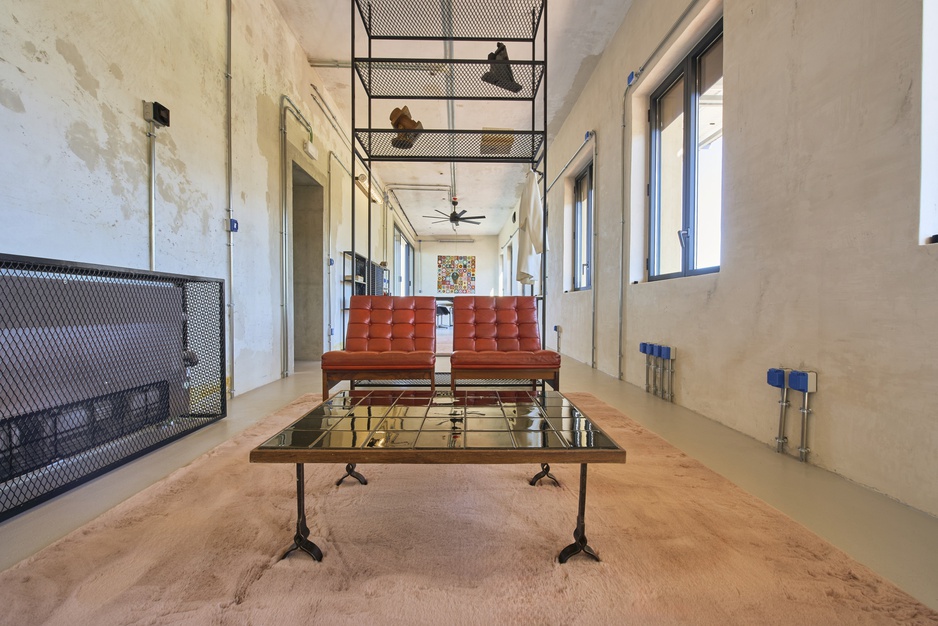 MOAGEM Industrial Lodge - Penthouse Living Room