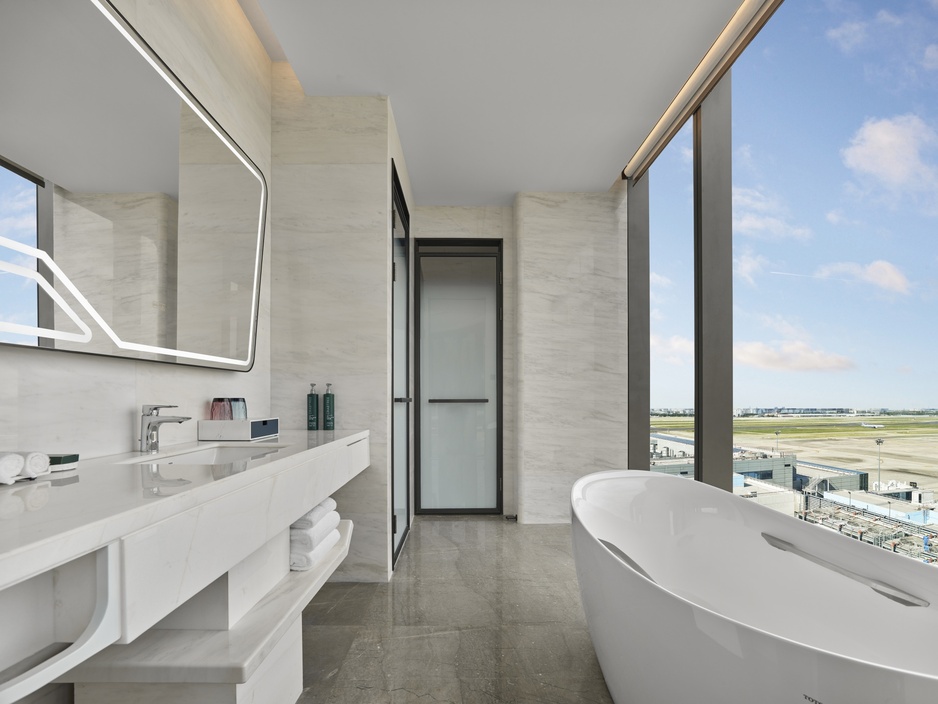 Hilton Shanghai Hongqiao International Airport - One Bedroom Airport View Suite Bathroom