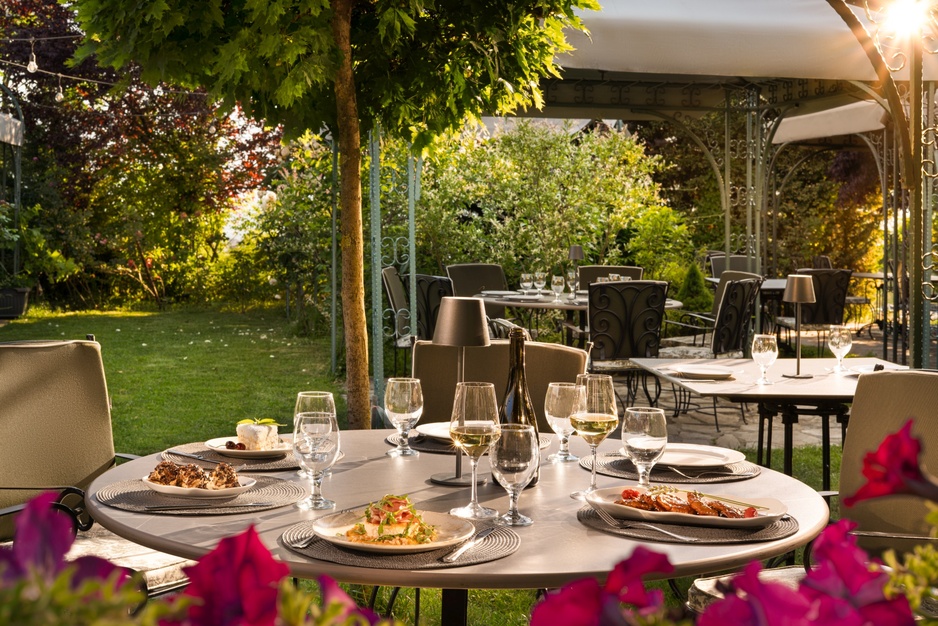 Royal Valentina Castle - Restaurant Terrace in the Garden