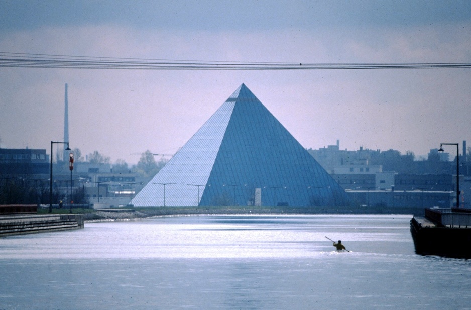 Hotel Pyramide in the 1990s