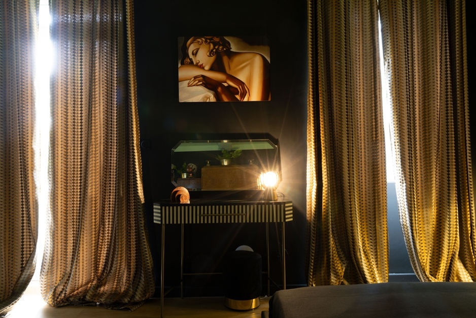 Lost in Sensations Hotel Gatsby Suite Golden Curtains