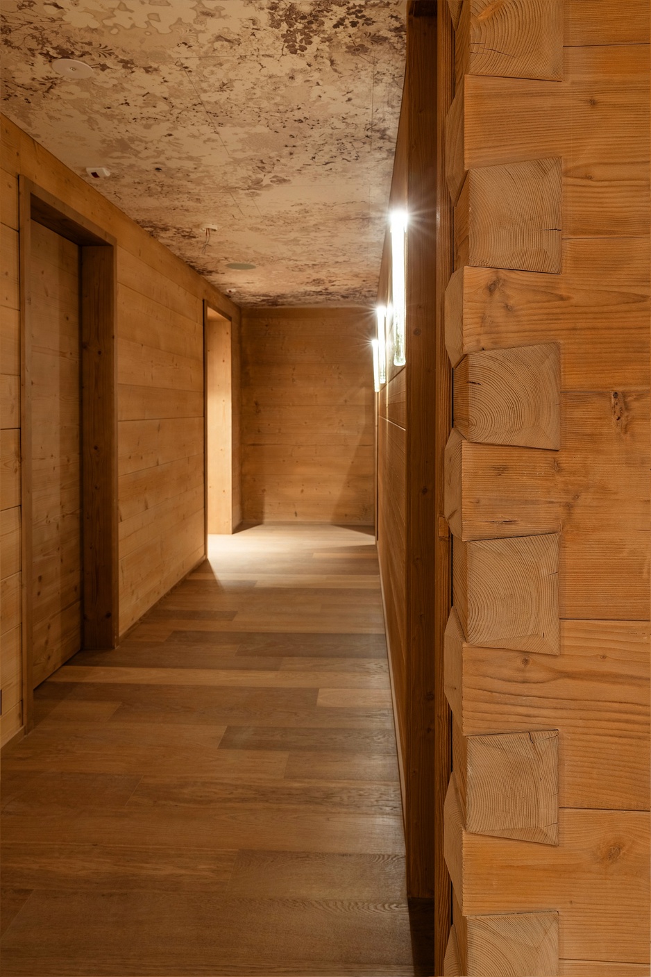 Huus Quell Hotel Hallway Floors