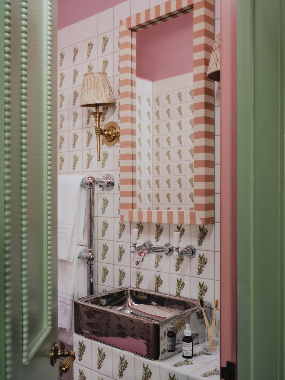 The Netty Hotel - King Suite's Bathroom Sink