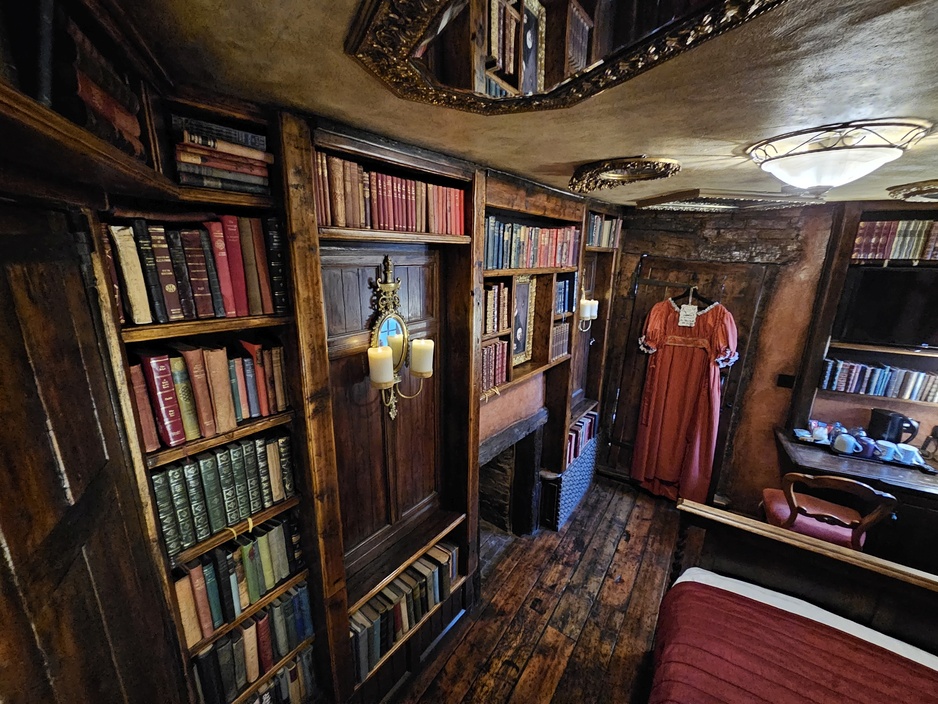 Hocus Pocus Tiny Hotel Libraryum