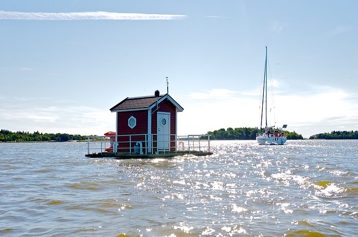 Utter Inn – Floating Cottage With An Underwater Surprise