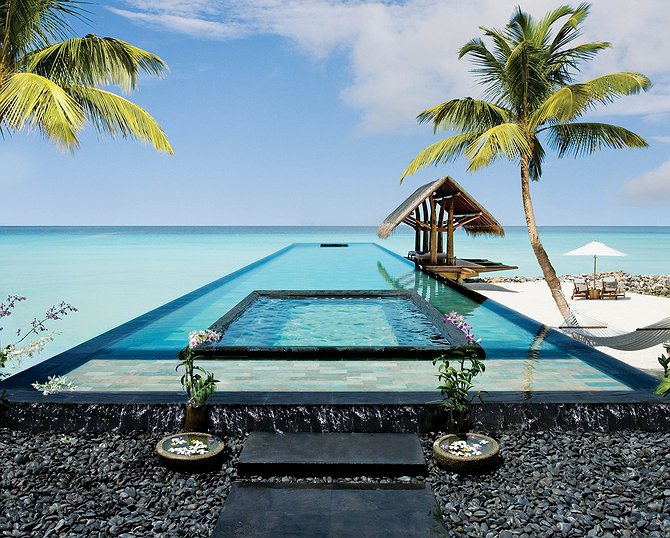 Reethi Rah Resort pool