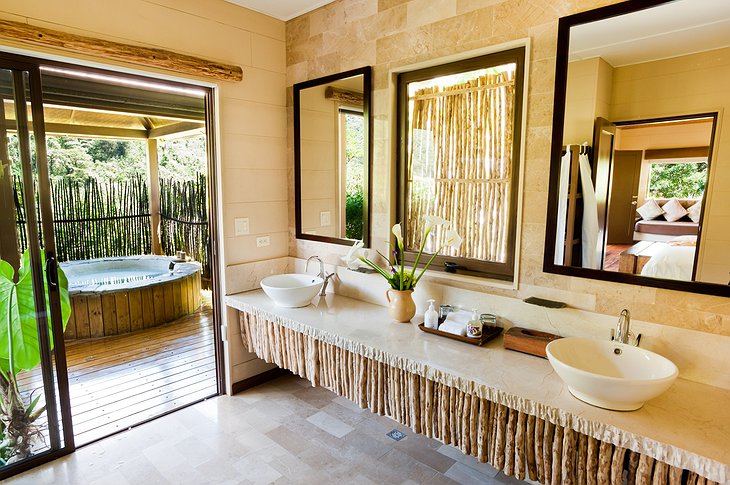 El Silencio Lodge suite bathroom