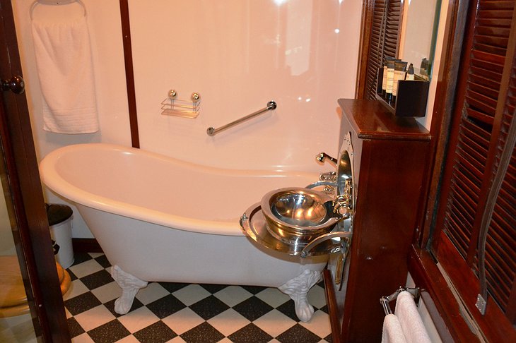 Santos Express Royal Suite bathroom