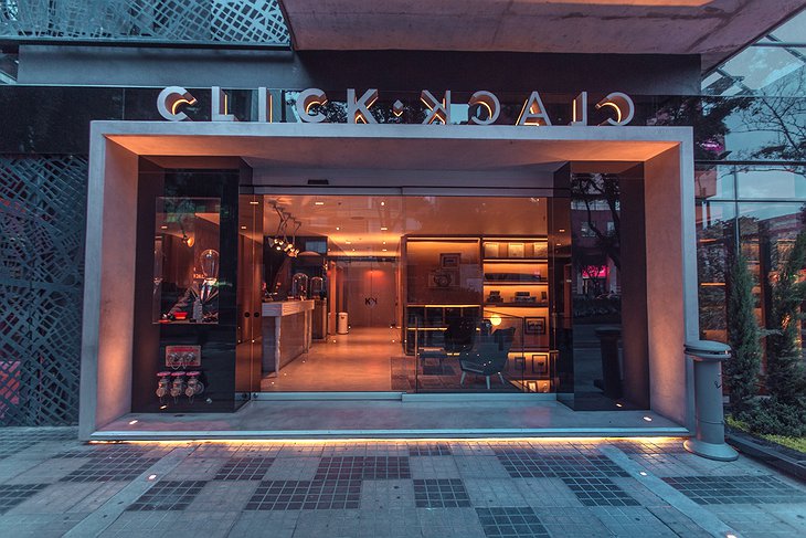Click Clack Hotel main entrance