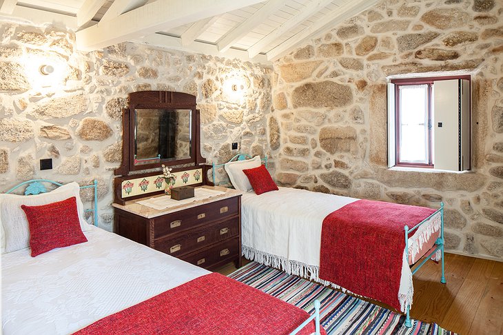 Traços d’Outrora stone hut bedroom