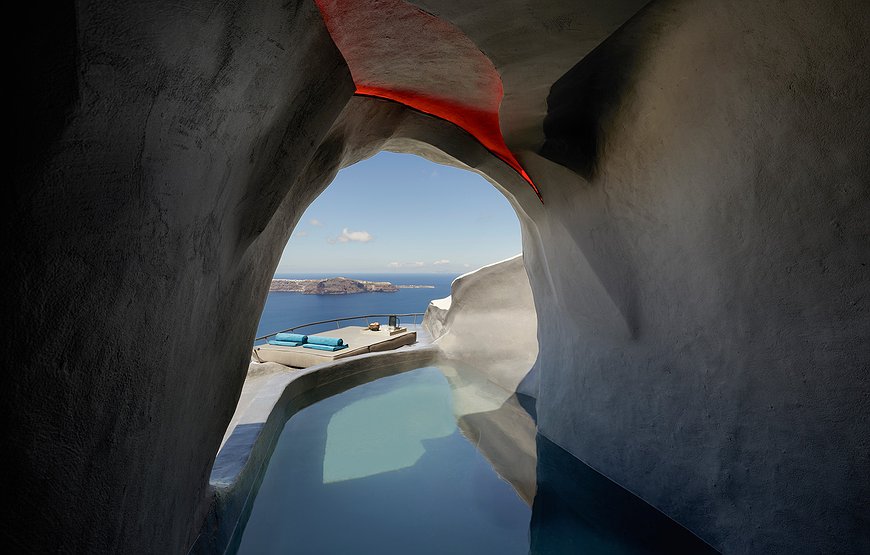 Kivotos Santorini - A Bold Black Beauty on the Caldera