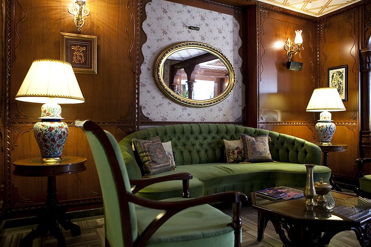 Hotel Niles traditional sofa