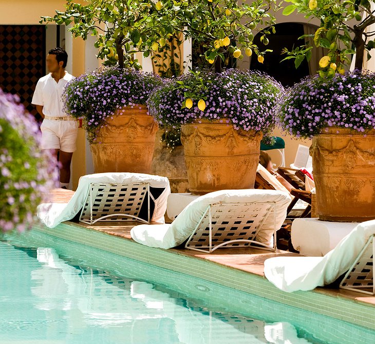 Relaxing at the swimming pool of Le Sirenuse Hotel