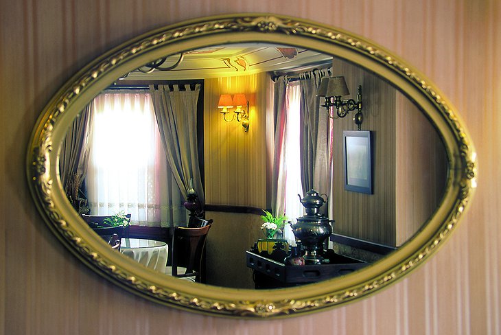 Dersaadet Hotel mirror reflection