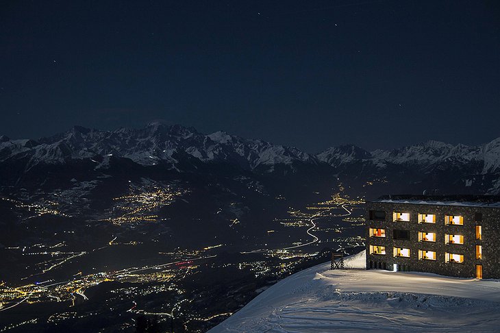 Hotel Chetzeron at night