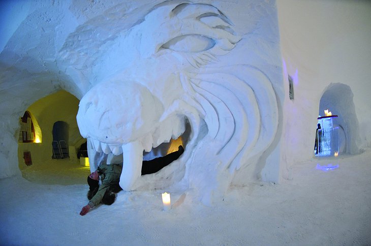 Iglu Dorf ice sculpture fun