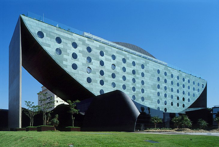 Hotel Unique - futuristic boat shape